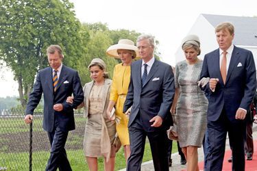Le grand-duc Henri, la grande-duchesse Maria Teresa du Luxembourg ; la reine Mathilde, le roi Philippe de Belgique ; la reine Maxima et le roi Willem-Alexander des Pays-Bas réunis lors des festivités du bicentenaire de la bataille de Waterloo, le 18 juin 2015. 
