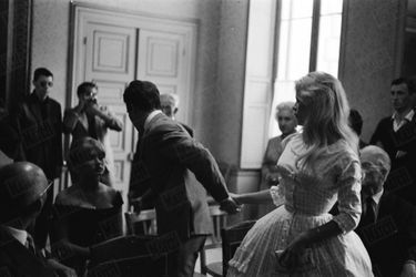 « M. Bardot a pris à partie le maire, M. Guillaume, qui lui a répondu : «Vous m'importunez. Je ne peux pas devenir boxeur pour marier Brigitte Bardot. » Si les portes avaient été fermées, le mariage aurait été nul. Finalement, Brigitte tire son père par la manche. Et Jacques entraîne Brigitte. » - Paris Match n°533, daté du 27 juin 1959.