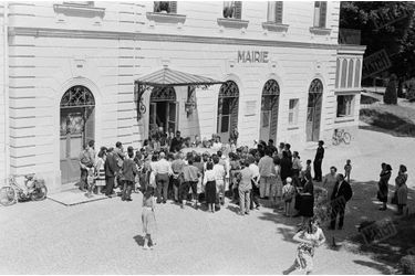 « A la sortie de la mairie, les curieux les accueillent en chantant. » - Paris Match n°533, daté du 27 juin 1959.
