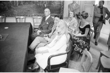 Le mariage de Brigitte Bardot et Jacques Charrier, à la mairie de Louveciennes, dans les Yvelines, le 18 juin 1959.