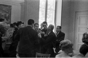 « Les photographes ont envahi la salle des mariages. «Tout est raté », s'exclame M. Bardot (cheveux blancs), et il prend à partie l'un d'eux. » - Paris Match n°533, daté du 27 juin 1959.