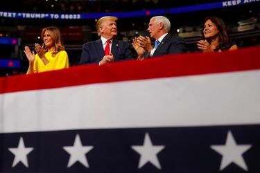 Donald et Melania Trump avec Mike et Karen Pence lors d'un meeting à Orlando, en Floride, le 18 juin 2019.
