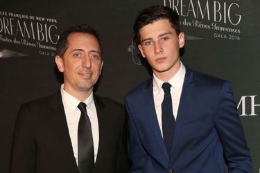 Gad Elmaleh et son fils Noé, au Gala du Lycée Français de New York, en février 2016.