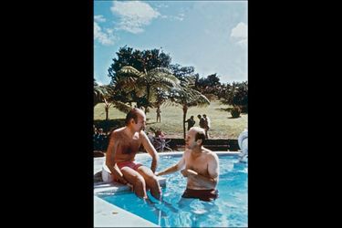 Dans le même bain : en décembre 1974, à la Martinique, le président français propose à son homologue américain, Gerald Ford, de créer le G6, un sommet informel de dirigeants.