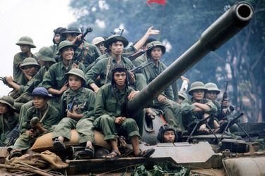 Les Nord-Vietnamiens entrent dans Saigon, le 30 avril 1975. La guerre du Vietnam prend fin après deux décennies de conflit.