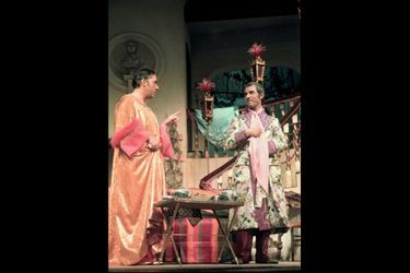 Au théâtre du Palais-Royal, « La cage aux folles », de Jean Poiret (à dr.), avec Michel Serrault, en 1973. Ils la joueront 1 500 fois pour 2 millions de spectateurs.