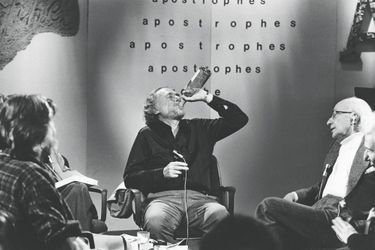 L’écrivain américain Charles Bukowski à « Apostrophes », le 22 septembre 1978. Peu connu jusqu’alors, il fera un tabac auprès des jeunes Français.
