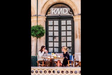Dubrovnik et l’un de ses nombreux bâtiments historiques reconvertis en café branché.