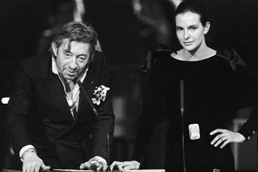 Serge Gainsbourg et l&#039;actrice Carole Bouquet présentent la cérémonie des Césars le 23 février 1986