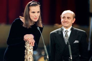 Michel Blanc remet le César de la meilleure actrice à Carole Bouquet le 04 mars 1990