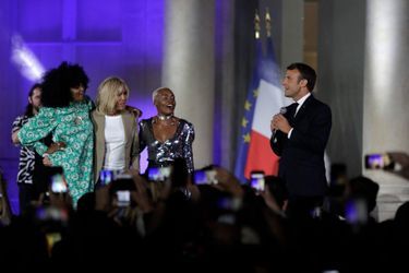 Sur scène, en compagnie de son épouse Brigitte et des chanteuses Iris Gold et Pongo, Emmanuel Macron remercie les artistes et le public. 