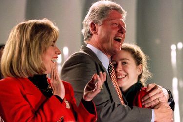 Hillary, Bill et Chelsea Clinton, en décembre 1994.