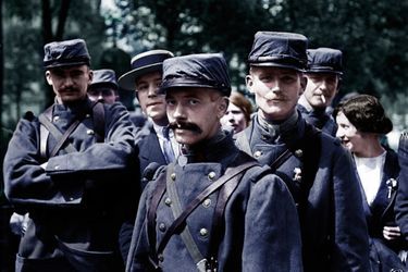 Cette photo des hommes du 5e de ligne, le 6 août 1914, a été colorisée, comme la plupart de celles que nous vous présenterons dans cette série.