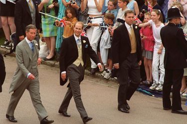 Le prince Edward encadré de ses frères les princes Charles et Andrew à Windsor, le 19 juin 1999