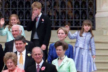 Au dernier rang, le prince Harry encadré de ses cousines les princesses Beatrice et Eugenie d'York, à Windsor le 19 juin 1999