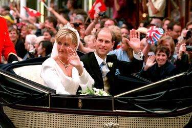 Sophie Rhys-Jones et le prince Edward le jour de leur mariage à Windsor, le 19 juin 1999