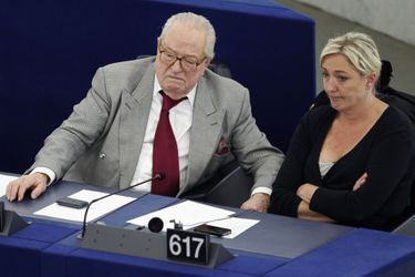 Jean-Marie Le Pen et sa fille Marine, en 2012.