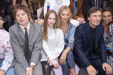 Nikolai von Bismarck, Lila Grace et Kate Moss au défilé Dior, vendredi, à Paris 
