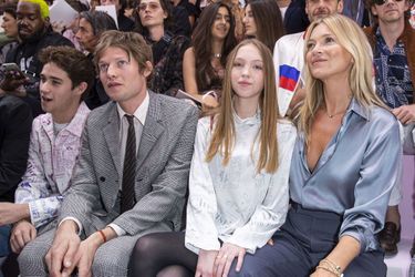 Nikolai von Bismarck, Lila Grace et Kate Moss au défilé Dior, vendredi, à Paris 