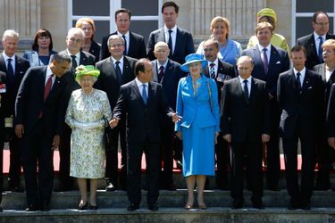 Le 6 juin, François Hollande, Barack Obama, la reine Elizabeth II, Vladimir Poutine, Angela Merkel, Petro Porochenko (Ukraine), et David Cameron prennent la pose devant le château de Benouville.