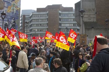 Des personnes participent à un rassemblement devant le siège de la CGT, le 28 mars 2011 à Montreuil. 