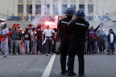 Des gendarmes face à des émeutiers, au Trocadéro, à Paris, le 13 mai 2013.