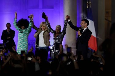 Sur scène, en compagnie de son épouse Brigitte et des chanteuses Iris Gold et Pongo, Emmanuel Macron remercie les artistes et le public. 