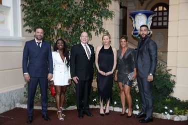 La princesse Charlène et le prince Albert II de Monaco avec Jeremy Sisto, Ebonee Noel, Missy Peregrym et Zeeko Zaki, à Monaco le 16 juin 2019