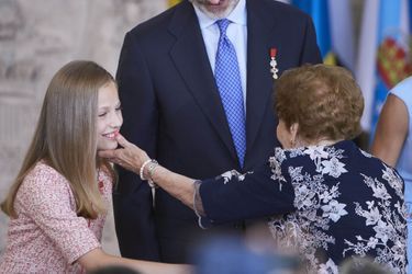La princesse Leonor d'Espagne avec la doyenne de la cérémonie âgée de 107 ans, à Madrid le 19 juin 2019