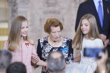 Les princesses Leonor et Sofia d'Espagne avec la doyenne de la cérémonie âgée de 107 ans, à Madrid le 19 juin 2019