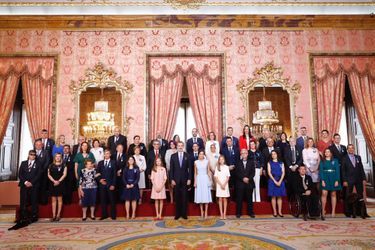 La reine Letizia, le roi Felipe VI d'Espagne et les princesses Leonor et Sofia avec les nouveaux médaillés à Madrid, le 19 juin 2019