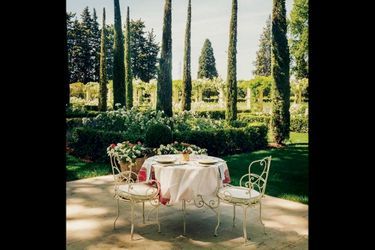 La table pour amoureux, à l’ombre des cyprès. Mais la salle à manger peut accueillir des dîners de vingt personnes