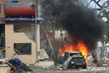 Une voiture brûle à côté de l&#039;hôtel Naasa Hablood, situé au sud de la capitale somalienne, Mogadiscio
