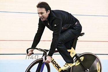 Sur la piste olympique du vélodrome national de Saint-Quentin-en-Yvelines, Samul roule avec le vélo Look de l&#039;équipe de France.