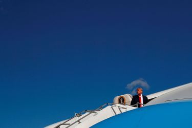 Donald Trump embarque à bord d'Air Force One, dimanche dans le New Jersey.