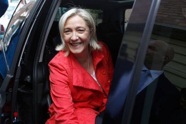 Le sourire de Marine Le Pen, à sa sortie du bureau de vote d’Hénin-Beaumont. « Il y aura un avant et un après mai 2014 », dit-elle.