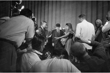 Le cérémonie religieuse de mariage d'Elizabeth Taylor et Eddie Fisher le 12 mai 1959, au temple Beth Shalom de Las Vegas.