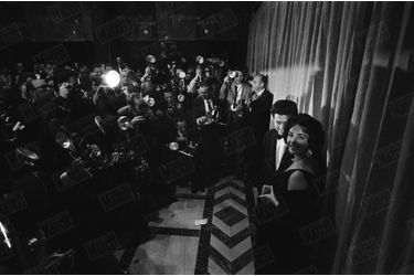 Un mois avant leur mariage, Elizabeth Taylor et Eddie Fisher s'affichent ensemble, malgré la controverse. En avril 1959, l'actrice et le chanteur arrivent bras dessus, bras dessous à la cérémonie des Oscars. 