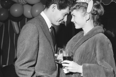 Le temps du bonheur : Debbie Reynolds et Eddie Fisher, lors d’une fête donnée par Mike Todd à Hollywood, en octobre 1955. 