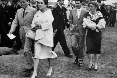 Le temps du bonheur : Elizabeth Taylor et Mike Todd, suivis par Debbie Reynolds et Eddie Fisher, pour une journée entre couples au Derby d’Epsom en Angleterre, en juin 1957. 