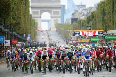 Les coureurs du Tour de France descendent les Champs-Elysées depuis 1975.