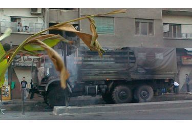 Un camion des forces pro-Assad en feu à Jubar, banlieue de Damas