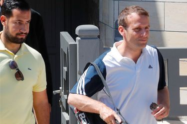 Alexandre Benalla aux côtés d&#039;Emmanuel Macron, en juin 2017 au Touquet.