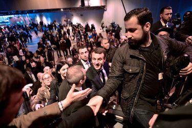 Alexandre Benalla (à droite) avec Emmanuel Macron, en mars 2017 au salon de l&#039;Agriculture.