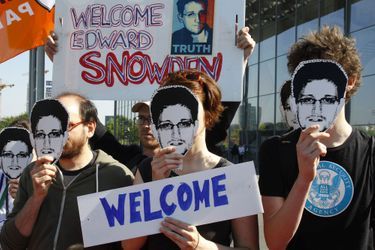 A Berlin, des manifestants appellent l'Allemagne à accorder le droit d'asile à Snowden.