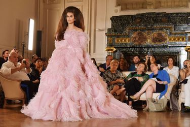 En majesté, lors du final du défilé Valentino automne-hiver 2018-2019, le 4 juillet, à Paris. Kaia porte la robe Flamingo, réalisée en organdi et plumes d’autruche.