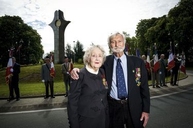 Noreen Riols (agent Baxter) et Bob Maloubier, le 6 mai 2014, au mémorial de Valençay, dans l&#039;Indre, érigé en l&#039;honneur des 104 agents de la section F (France), tués au combat ou assassinés dans les camps de la mort.