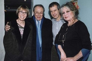 Sylvie et Michel Rocard, le Dr Serge Belais et Brigitte Bardot le 11 décembre 2005, à l’occasion du traditionnel « Noël des animaux » organisé par la Fondation Brigitte Bardot et la SPA.