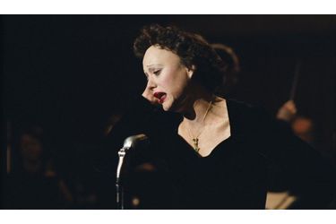 Son interprétation d&#039;Edith Piaf dans La Môme d&#039;Olivier Dahan révèle aux yeux du monde entier ses talents exceptionnels d&#039;actrice.