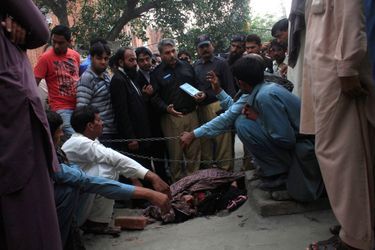 Le corps ensanglanté de Farzana Parveen peu de temps après sa mort, devant le tribunal de Lahore.